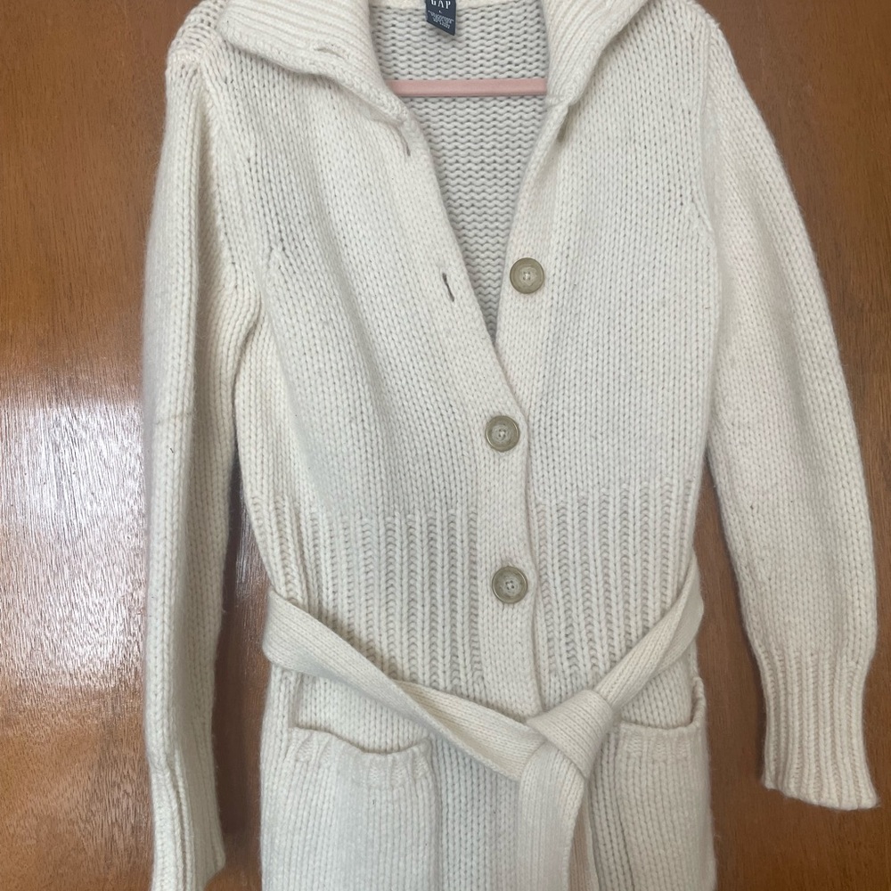 Beautiful Gap Sweater Size L, Cream